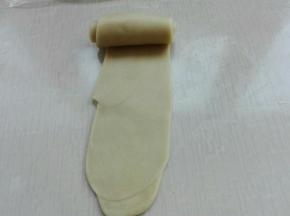 再次擀成长条，自上而下卷起