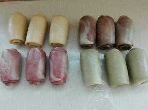 依次卷好如图所示，盖保鲜膜