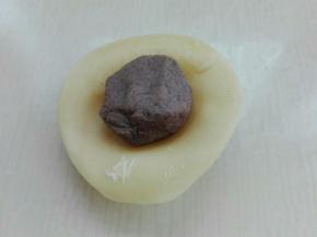 切面朝下，擀成圆形，包入自制豆沙（或者自己喜欢的任意馅料）（豆沙我是分的25g一个，做以参考）