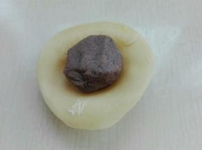 切面朝下，擀成圆形，包入自制豆沙（或者自己喜欢的任意馅料）（豆沙我是分的25g一个，做以参考）