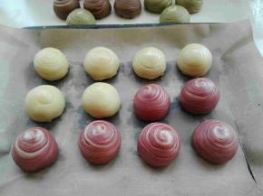 捏紧收口朝下，依次摆放烤盘中