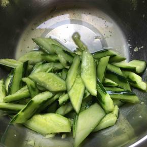 倒掉腌出的水分