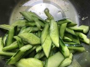 倒掉腌出的水分