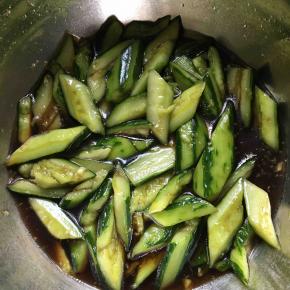 放入糖、醋、香油搅拌均匀