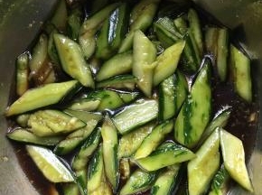 放入糖、醋、香油搅拌均匀