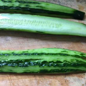 对半切，用刀背拍黄瓜，再切断