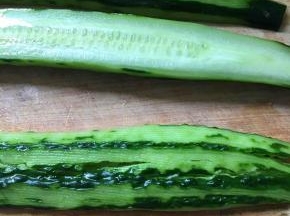 对半切，用刀背拍黄瓜，再切断