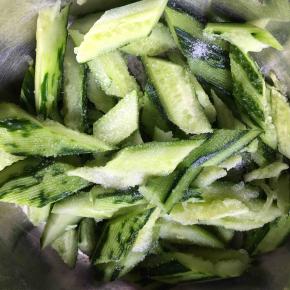 黄瓜中放盐腌五分钟