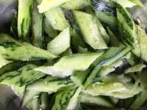 黄瓜中放盐腌五分钟