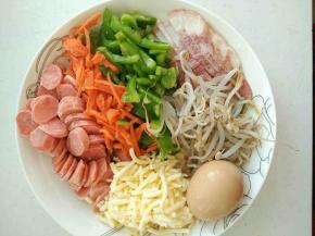 所有材料除鸡蛋外都切成小块。