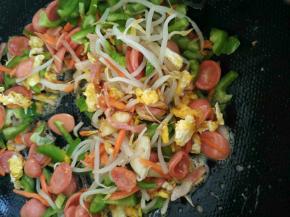 热锅热油，先煎鸡蛋，炒碎，再放入所有材料除米饭。翻炒。