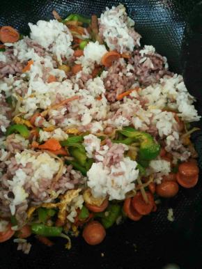 加入米饭。翻炒。