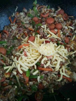 小火。放入马苏里拉奶酪，翻炒。