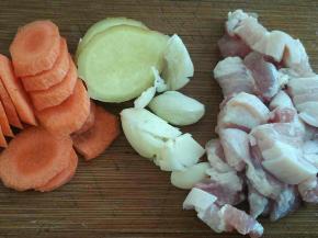 胡萝卜切片，蒜扒皮拍碎，五花肉切片