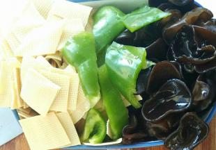 干豆腐切菱形块，青椒切块，木耳泡好，洗净。