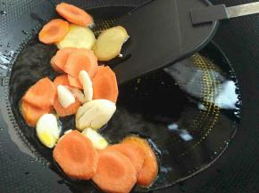 热锅热油，放入蒜，胡萝卜，姜片，翻炒出香味。