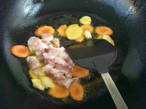 放入五花肉片，翻炒变色。