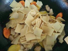 倒入干豆腐，翻炒