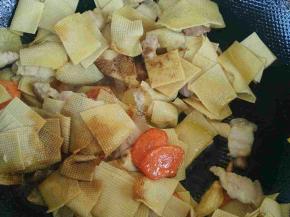 倒入适量生抽，撒入适量盐，糖，十三香，倒一小碗底水，翻炒。