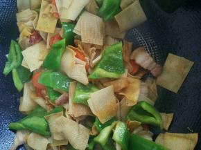 放入青椒，翻炒均匀，小火勾芡，关火，出锅。