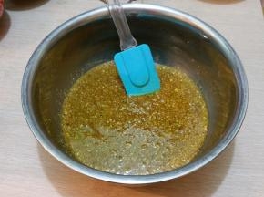 将花生油，糖，半个鸡蛋加入到同一个容器里，搅拌均匀