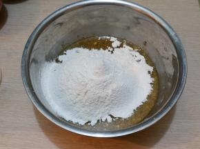 然后加入开心果粉，筛入低筋粉，小苏打，泡打粉