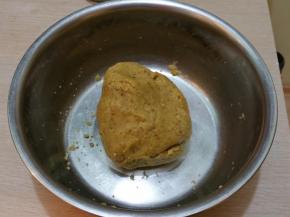 揉成面团，成团即可，不要过度揉