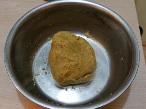 揉成面团，成团即可，不要过度揉