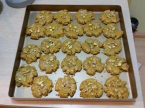 放上装饰开心果仁碎