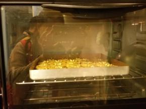 烤箱预热后，放入中层，180度，上下火热风，烤20分钟左右