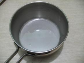 加入凉水，把糖化开，