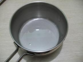 加入凉水，把糖化开，