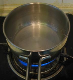 放置煤气灶上加热，开始大火加热至出现大泡，然后转成小火，至颜色由白转褐，关火