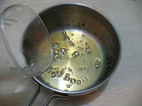 迅速倒入开水，就是焦糖液