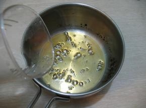 迅速倒入开水，就是焦糖液