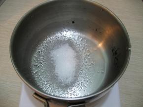 做好的焦糠液倒出，奶锅中放入香草糖