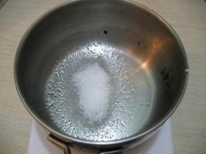 做好的焦糠液倒出，奶锅中放入香草糖