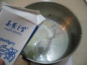 加入牛奶，把容器再放到火上，加热至糖融化，牛奶不需要沸腾，加入淡奶油，混合均匀