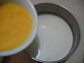 布丁液这时了晾到不烫手了，把两个全蛋和一个蛋黄打散，边搅拌边将布丁液缓缓倒入蛋液中，全蛋和蛋黄，只需打散即可，不需要把鸡蛋打发，也不用打太久