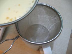 把布丁液过筛一遍或者两遍。 想要使布丁细滑，一定不能省略最后的过筛步骤。通过过筛可以去掉很多杂质，与打不散的蛋液