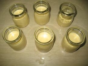 布丁液倒入布丁瓶里，