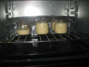 烤布丁要隔热水烘烤，水温在60度左右，在烤盘里倒入热水，上面架个烤网。上下火160度，中层，烘烤大约35——45分钟左右。 这里我在瓶身上面盖了一张大锡纸，把5瓶表面都覆盖上了，也可以裁成小块，分别盖紧瓶口。随布丁瓶附带的塑料盖可是不能进烤箱的，所以只能用锡纸。