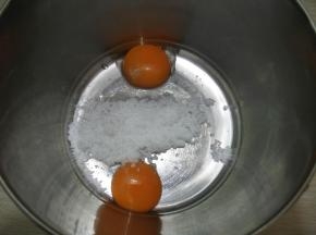 蛋黄里加入细砂糖，用打蛋器高速打发，使蛋黄呈现浓稠的状态