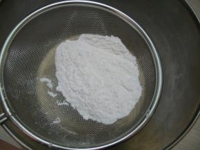 倒入过筛的低筋面粉，加少许柠檬汁搅拌均匀