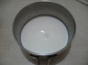 牛奶倒入奶锅