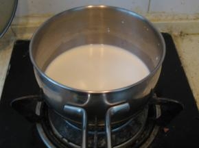 小火把牛奶煮开