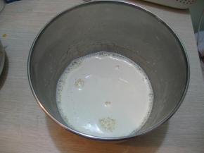 将牛奶慢慢的倒1/3到蛋黄糊里，边倒边搅拌均匀。搅拌均匀后，将剩下的牛奶也全倒入蛋黄糊里，搅拌均匀