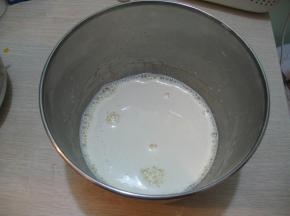 将牛奶慢慢的倒1/3到蛋黄糊里，边倒边搅拌均匀。搅拌均匀后，将剩下的牛奶也全倒入蛋黄糊里，搅拌均匀