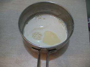 蛋奶液过筛，重新用小火加热，边加热边不断搅拌，直到蛋奶液变得浓稠细滑状态