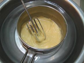 离火并将奶锅放入凉水盆里，使它快速冷却。冷却后就可以使用了